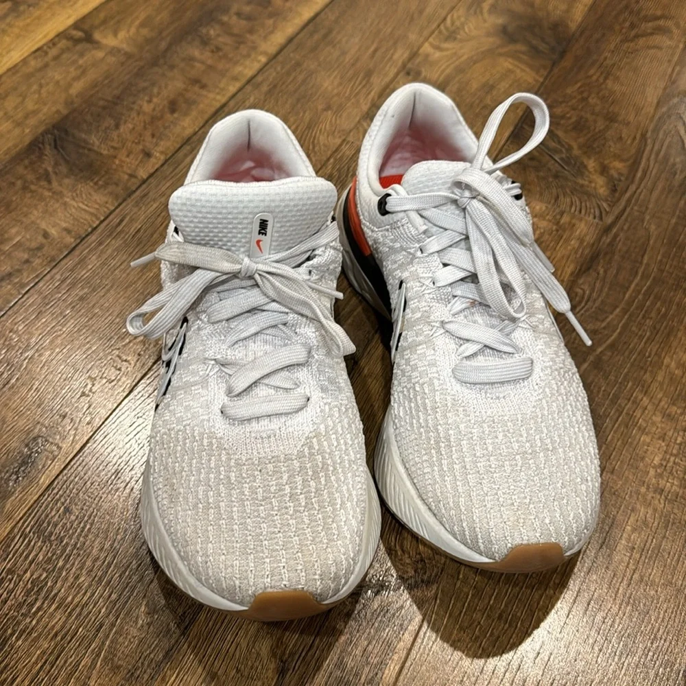Nike - Picture 3 of 7
